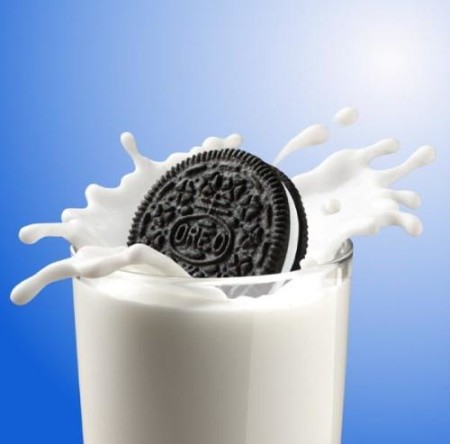 Oreo-Cookies-And-Milk-e1368646124688